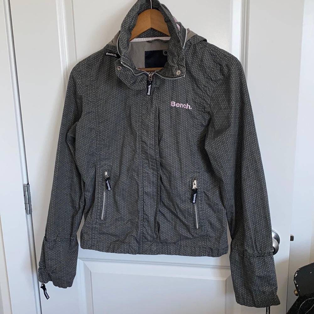Bench Ladies Medium Lightweight Jacket
Geometric Grey and Pink Stowaway Hood